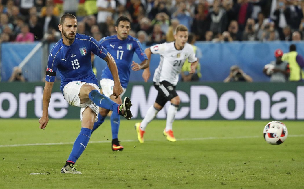 Leonardo Bonucci napálil míč k tyči branky Manuela Neuera a vyrovnal na 1:1