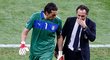 Buffon s Prandellim vymýšlejí o přestávce cestou do kabiny taktiku na druhý poločas