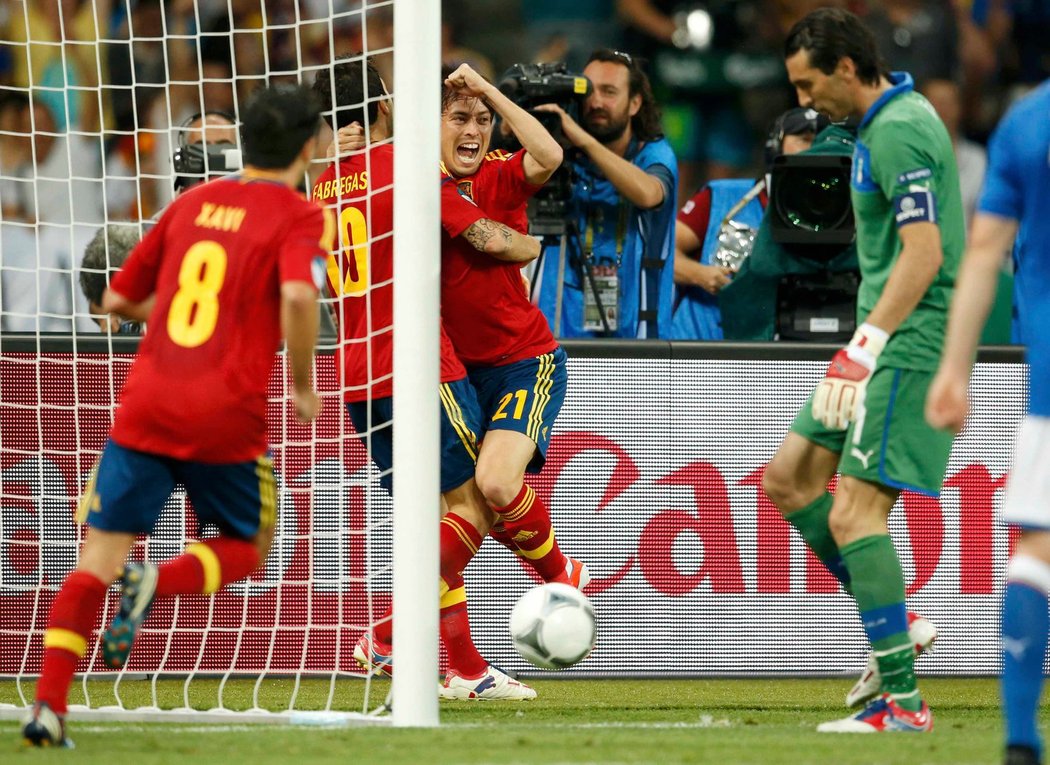 Smutný Buffon přihlíží Španělské radosti po prvním gólu