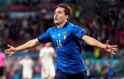 Italský křídelník Federico Chiesa slaví úvodní trefu do sítě Španělska v semifinále EURO 2021