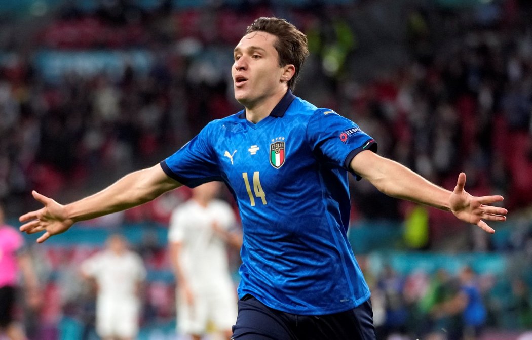 Italský křídelník Federico Chiesa slaví úvodní trefu do sítě Španělska v semifinále EURO 2021