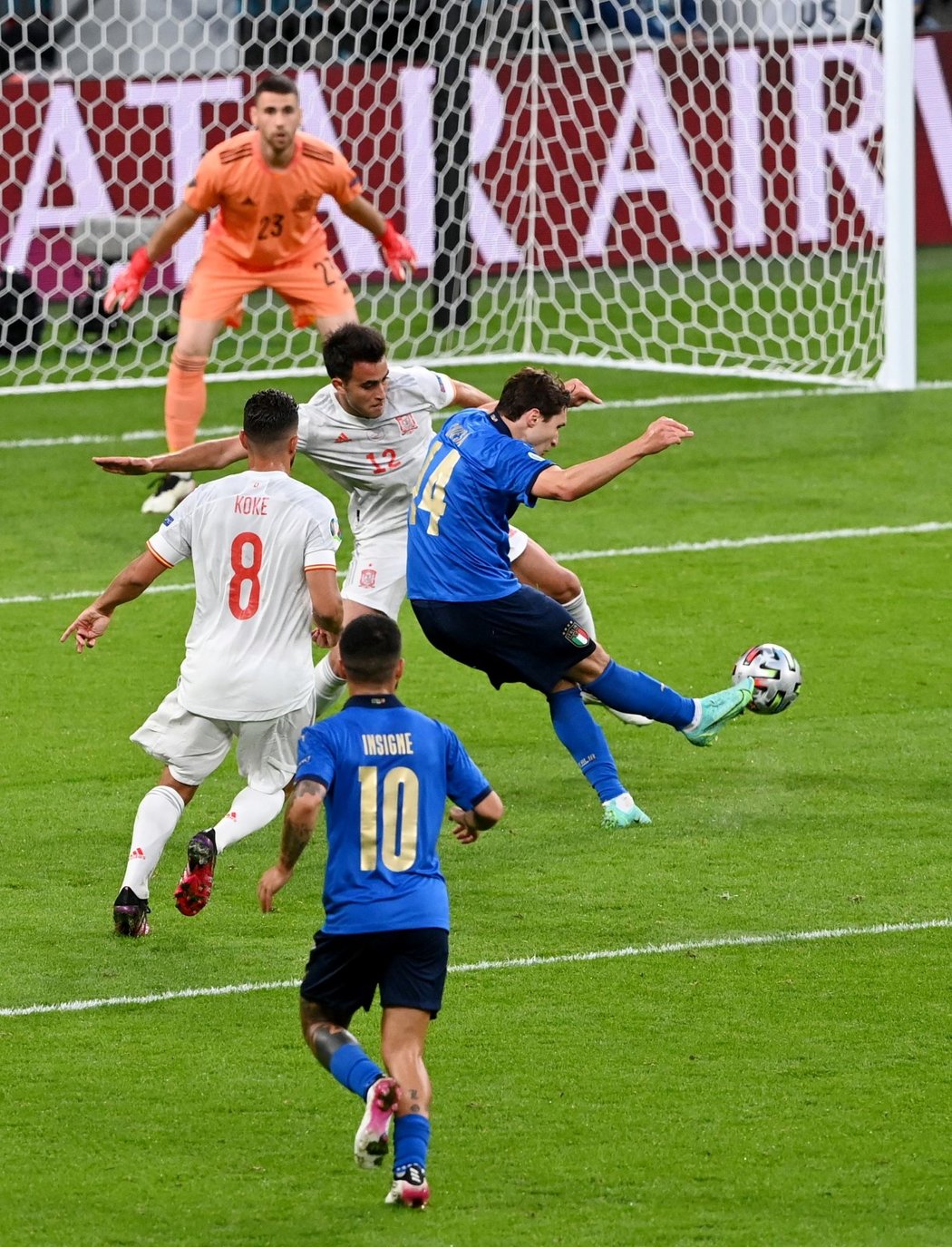 Italský křídelník Federico Chiesa se trefuje do španělské branky a otevírá tak skóre semifinále EURO 2021