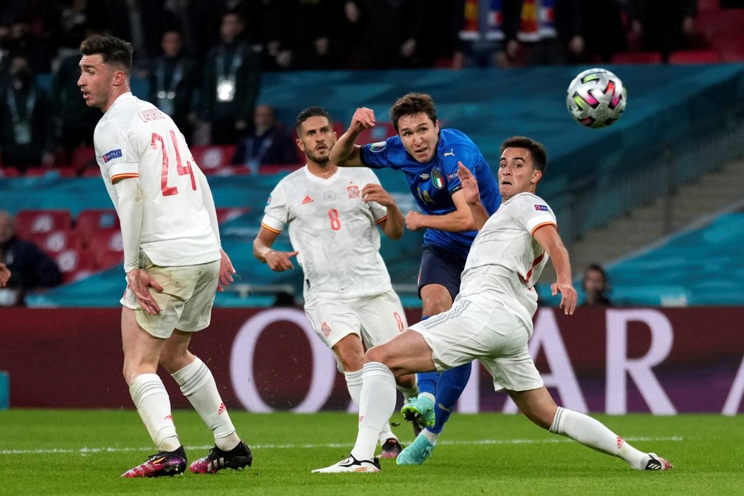 Italský křídelník Federico Chiesa se trefuje do španělské branky a otevírá tak skóre semifinále EURO 2021