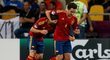 Xavi gratuluje Jordi Albovi ke krásnému gólu