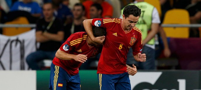 Xavi gratuluje Jordi Albovi ke krásnému gólu