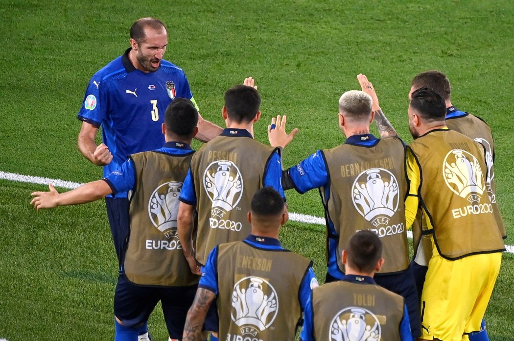Předčasná italská radost. Gól Giorgia Chielliniho proti Švýcarsku kvůli ruce neplatil