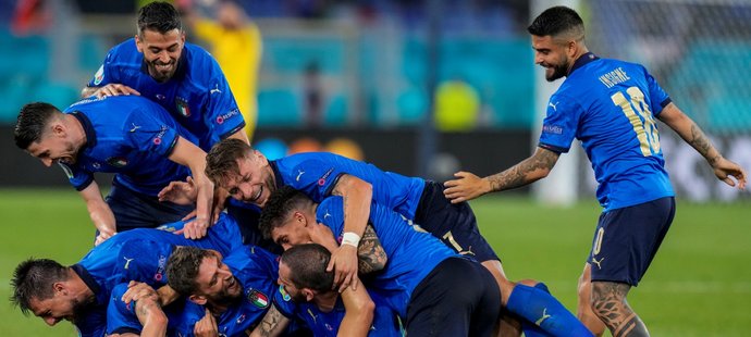 Italská radost po druhém gólu Manuela Locatelliho proti Švýcarsku