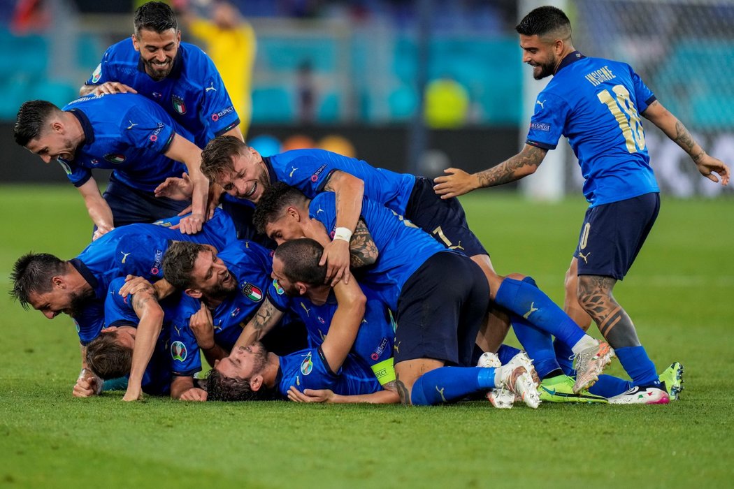 Italská radost po druhém gólu Manuela Locatelliho proti Švýcarsku