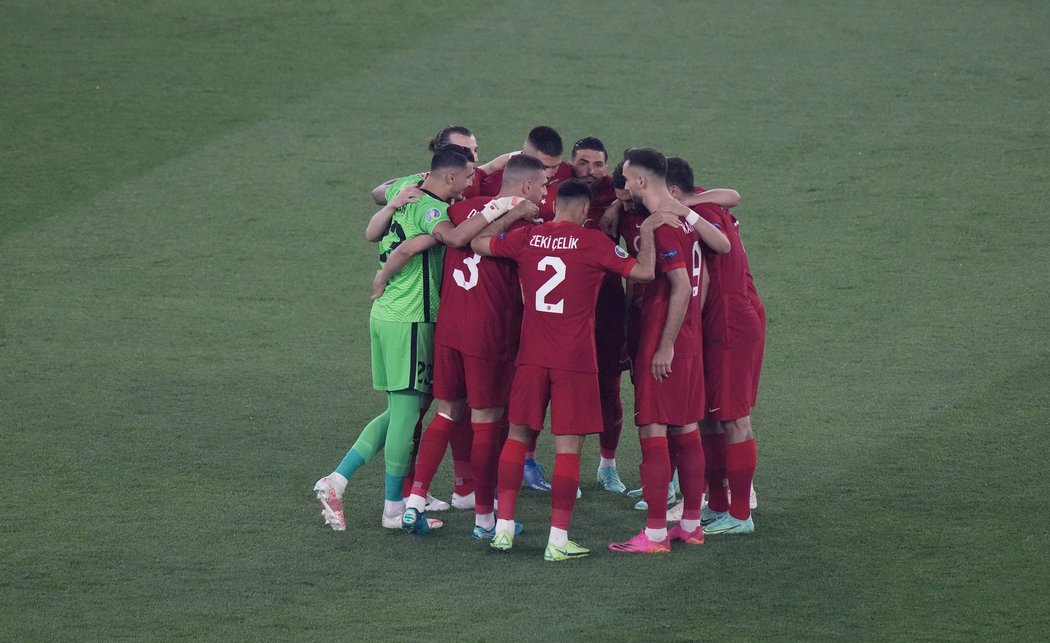 Turecký tým před začátkem zápasu s Itálií
