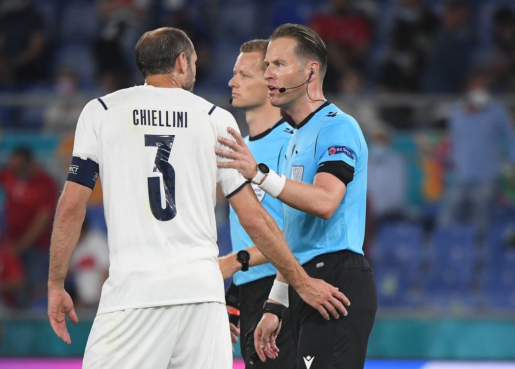 Italové se v závěru první půle dožadovali penalty