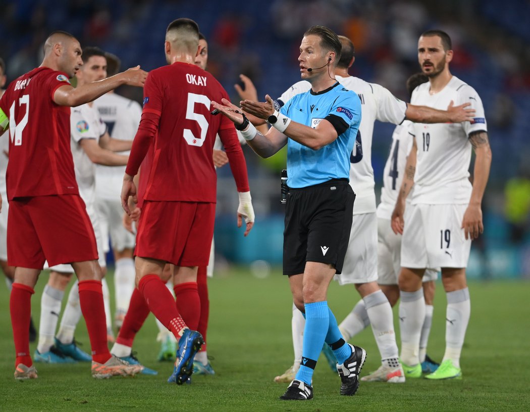 Italové se v závěru první půle dožadovali penalty