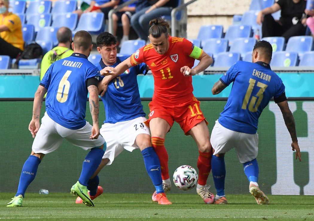 Velšský kapitán Gareth Bale se snaží prosadit v utkání proti Itálii