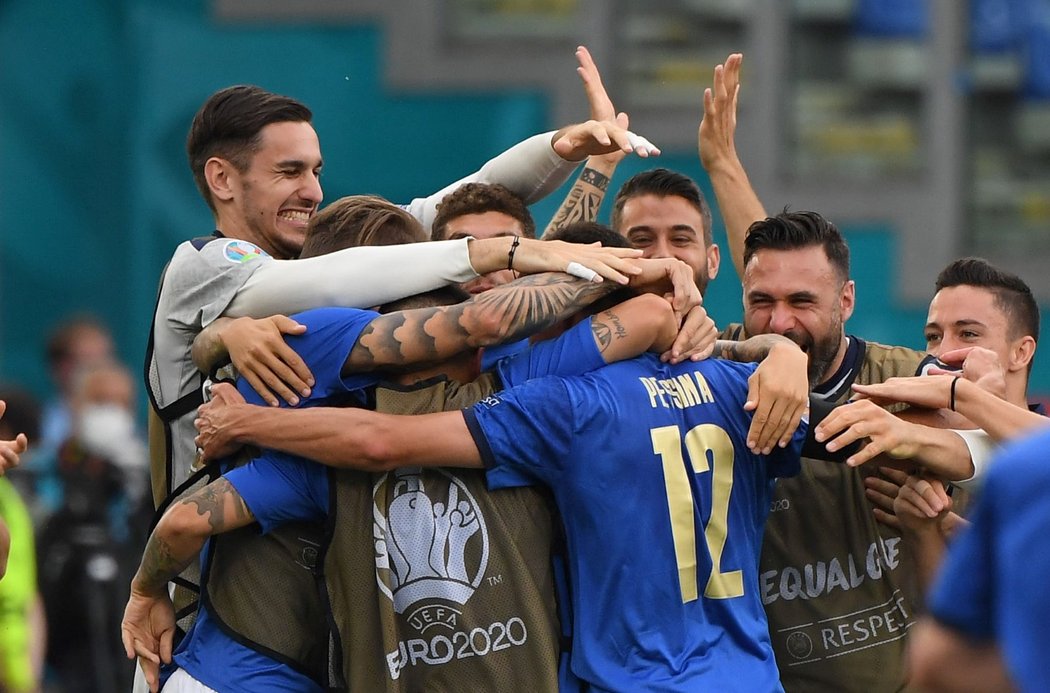 Radost italských fotbalistů po brance do sítě Walesu