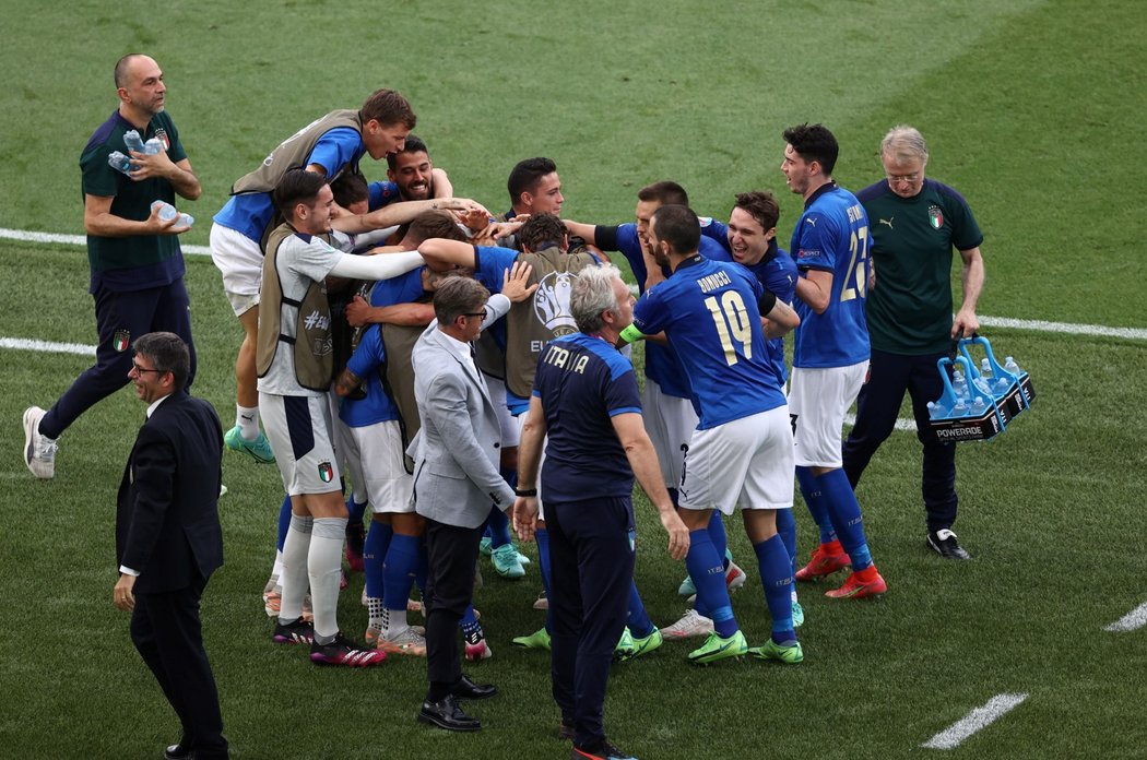 Radost italských fotbalistů po brance do sítě Walesu