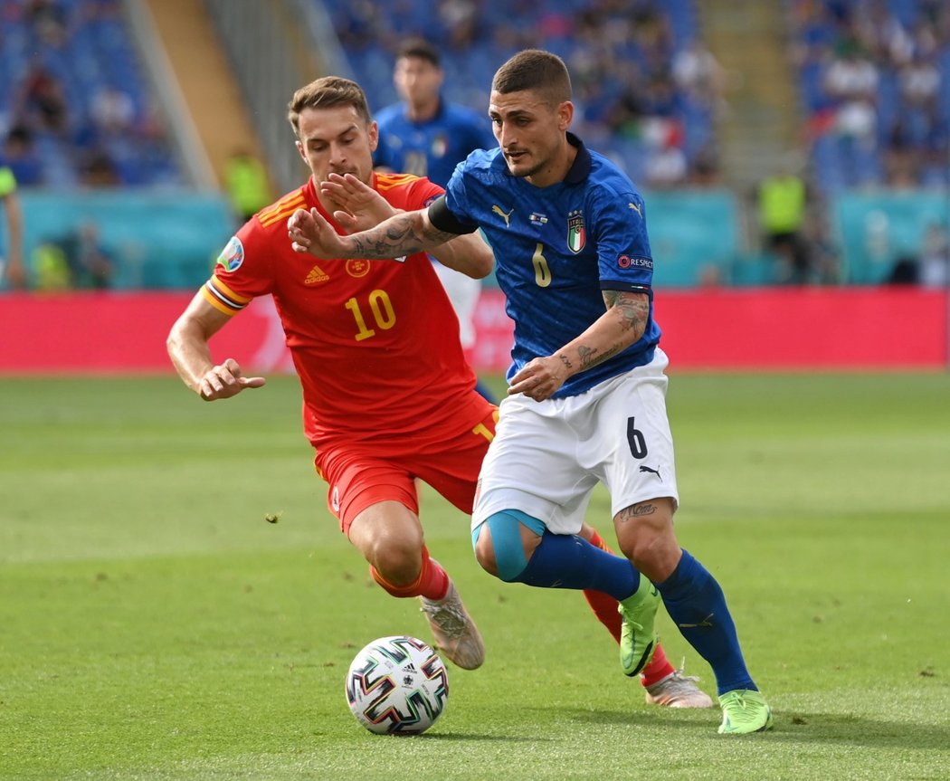 Marco Verratti (v modrém) v utkání proti Walesu na EURO