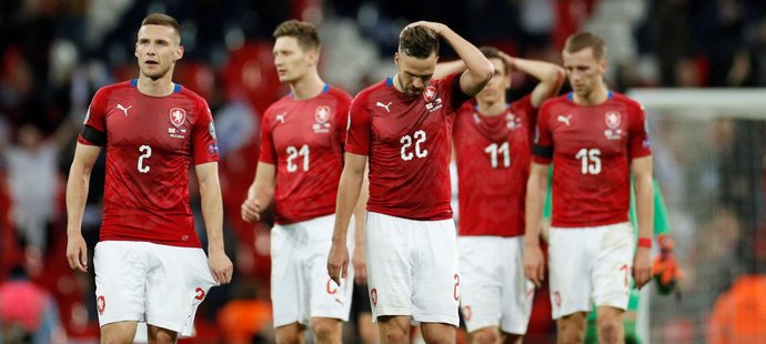 Smutní čeští fotbalisté po debaklu 0:5 od Anglie, zvládnou duel s Brazílii lépe?