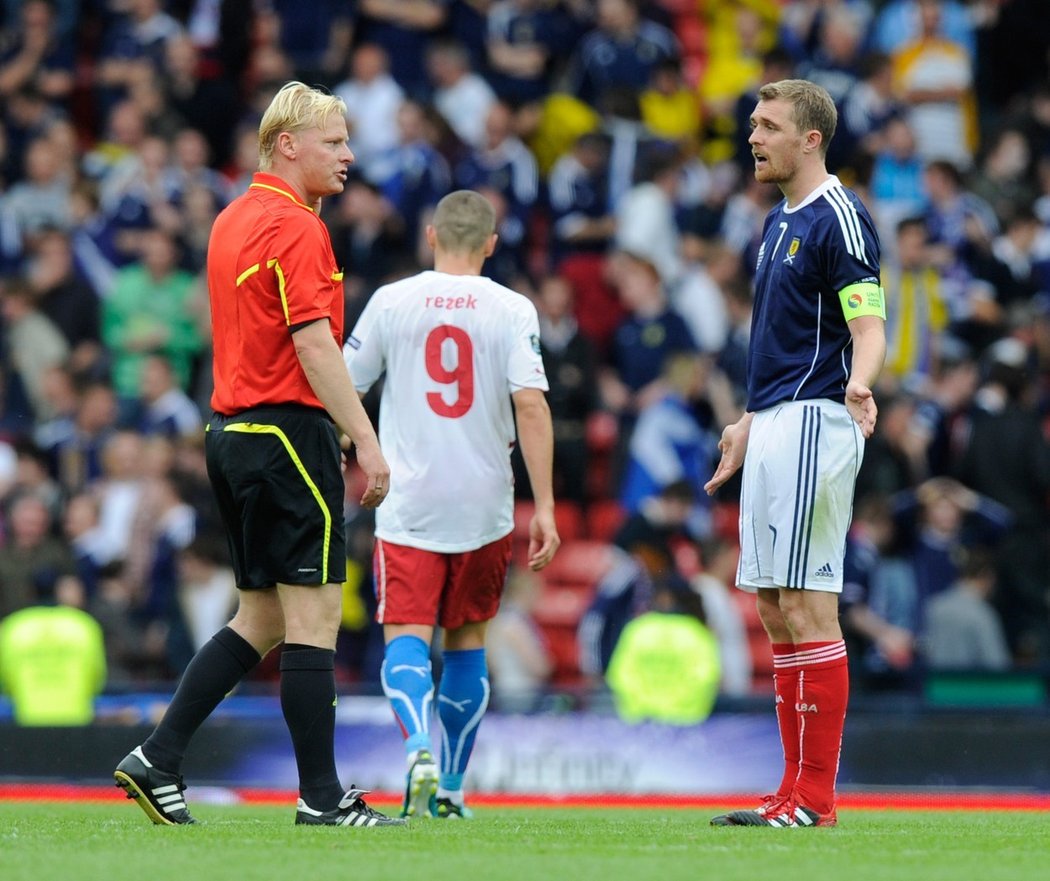 Rozhodčí Kevin Blom se nechal v duelu Skotska s Českem v kvalifikaci o postup na EURO 2012 přelstít Janem Rezkem