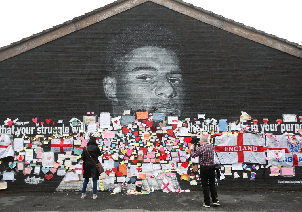 Zeď s podobiznou Marcuse Rashforda byla nejprve poškozena rasistickým nápisem. Reakce lidí útočníka dojala