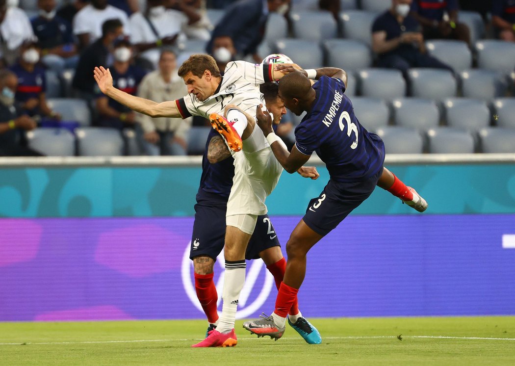 Thomas Müller v souboji s Presnelem Kimpembem