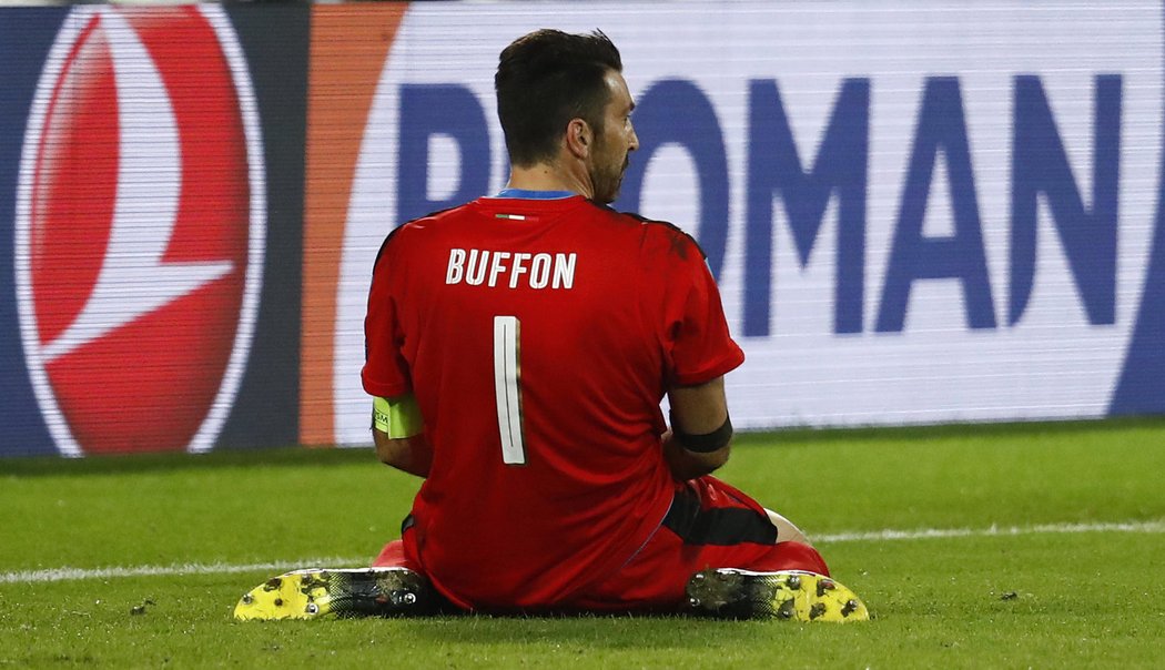 Brankář Itálie Gianluigi Buffon svůj tým do semifinále EURO nedostal