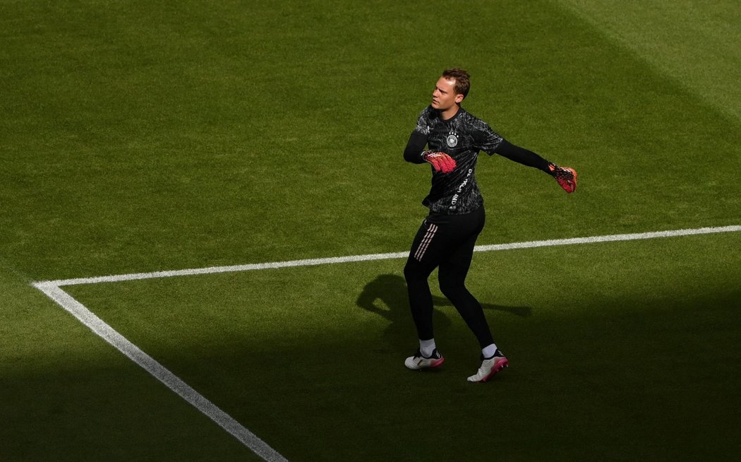 Manuel Neuer se rozcvičuje před soubojem s Portugalskem