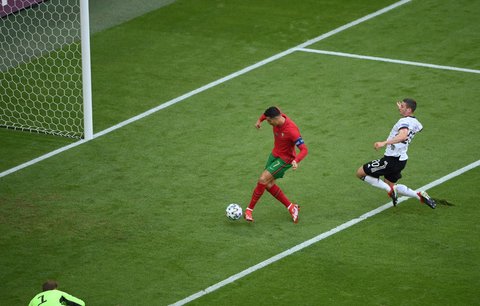 Cristiano Ronaldo posílá Portugalsko do vedení 1:0 v utkání proti Německu