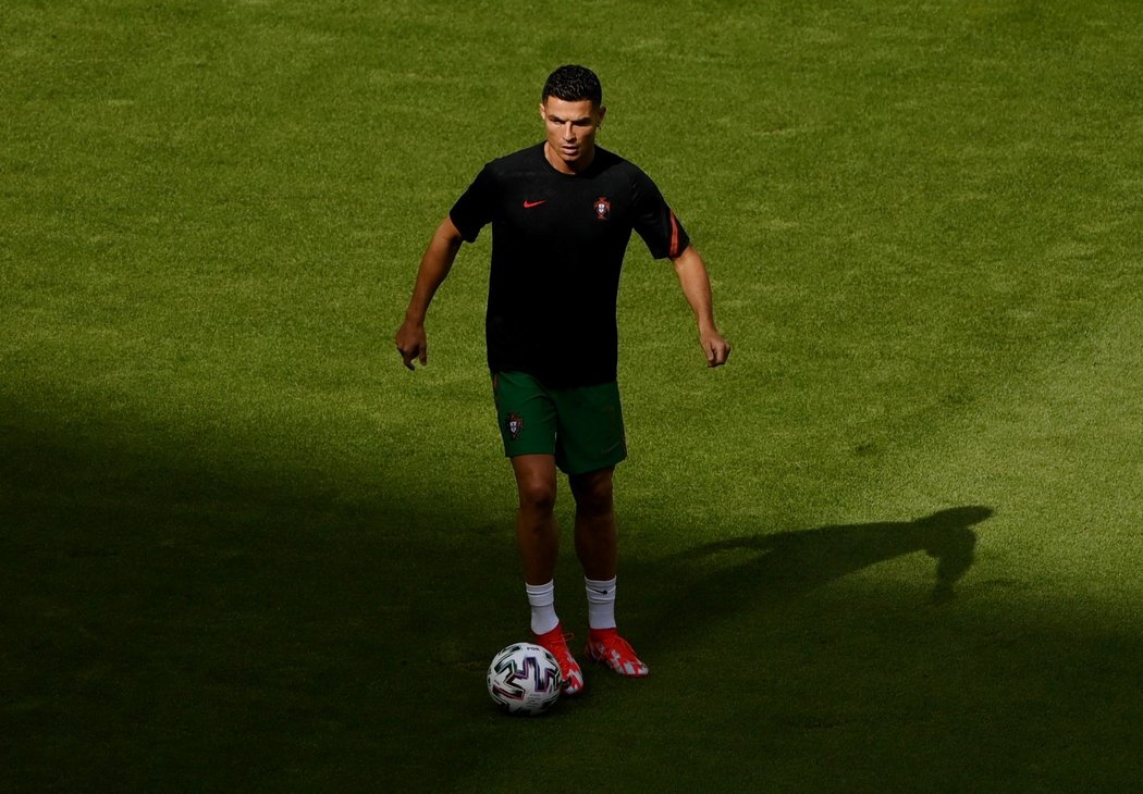 Cristiano Ronaldo před na rozcvičce před zápasem s Německem