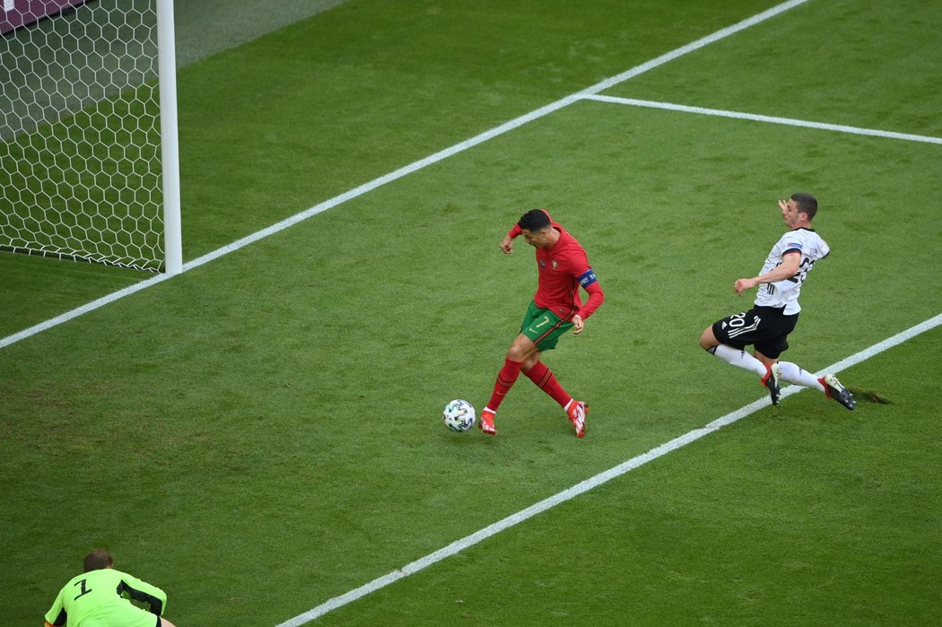 Cristiano Ronaldo posílá Portugalsko do vedení 1:0 v utkání proti Německu