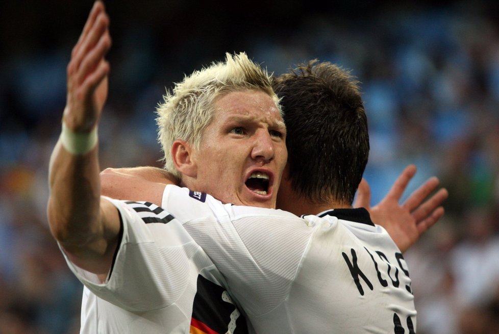 Německý záložník Bastian Schweinsteiger se raduje ze vstřelené branky.