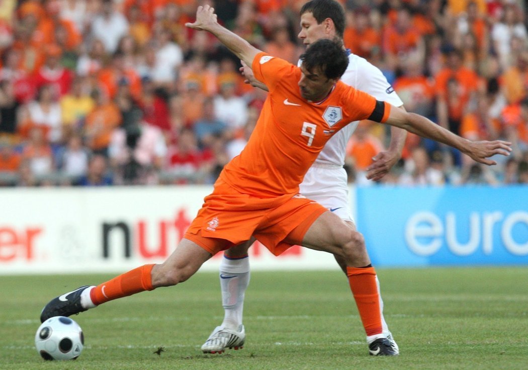 Souboj útočníků Ruuda van Nistelrooye z Nizozemska (vpředu) a ruského Andreje Aršavina.