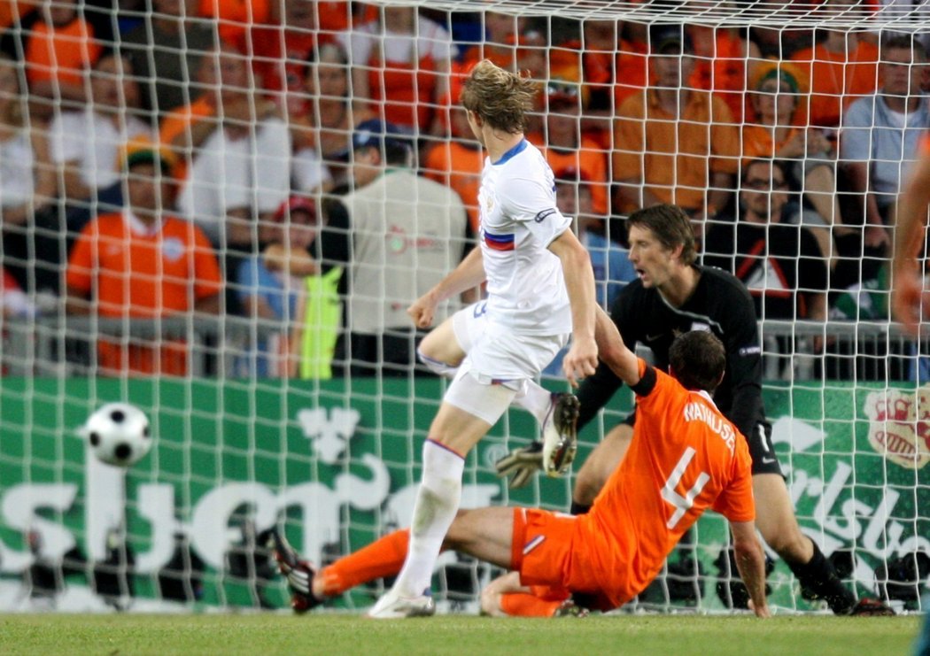Ruský útočník Roman Pavljučenko střílí gól do nizozemské branky.