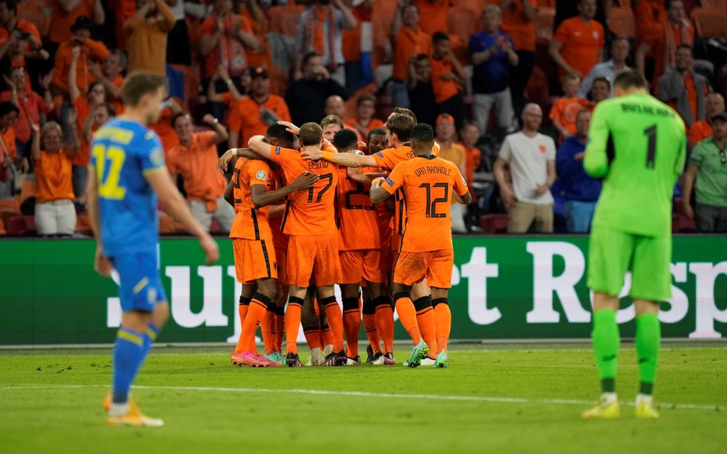 Nizozemští fotbalisté v utkání na EURO proti Ukrajině