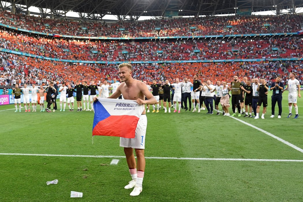 Antonín Barák s českou vlajkou děkuje fanouškům po osmifinále EURO proti Nizozemsku v Budapešti