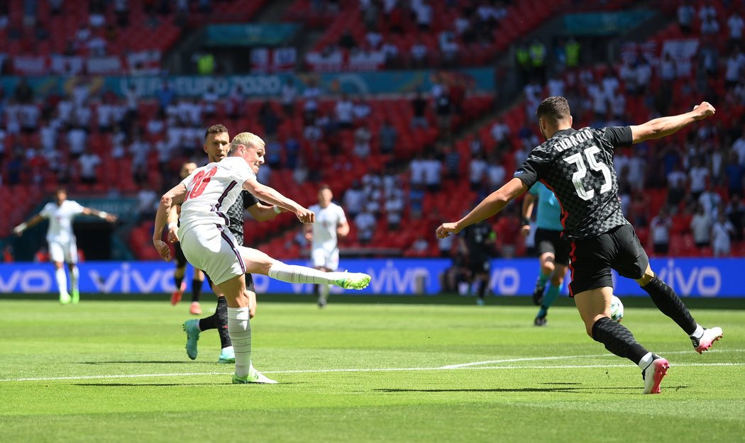 První velkou šanci měl Phil Foden