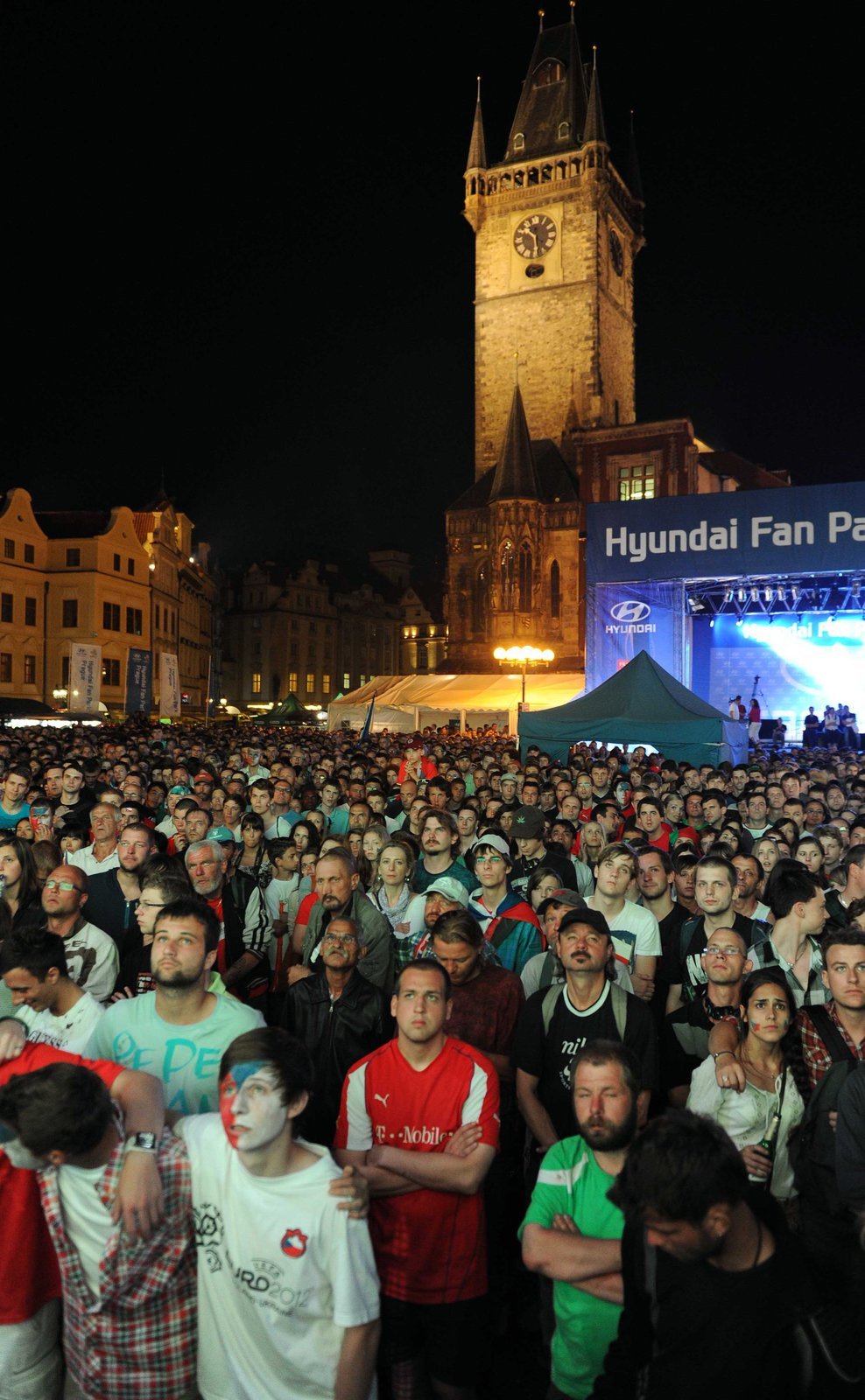 Fanoušci na Staroměstském náměstí během čtvrtfinálového utkání Česka s Portugalskem