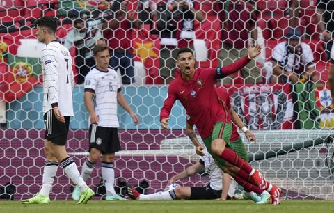 Cristiano Ronaldo slaví druhý gól Portugalců v zápase s Německem