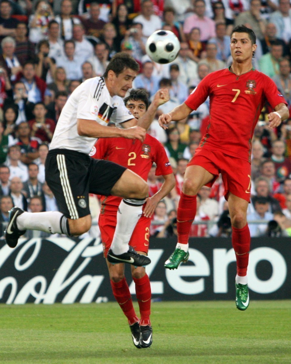 Hlavičkující německý útočník Miroslav Klose.