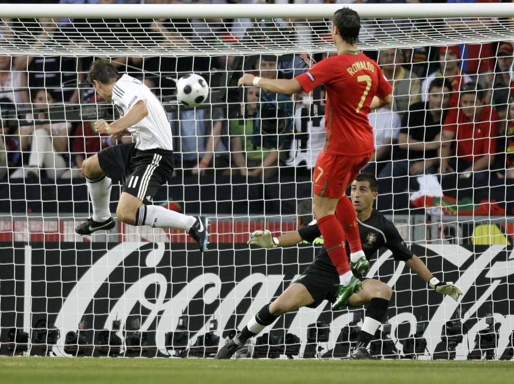 Miroslav Klose střílí druhý gól německého týmu.