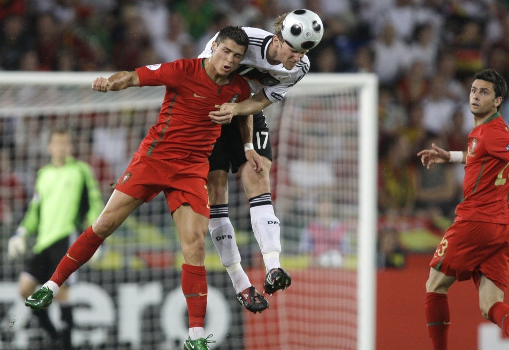 Hlavičkový souboj dvojice Cristiano Ronaldo (Portugalsko) a Per Mertesacker (Německo, vpravo).