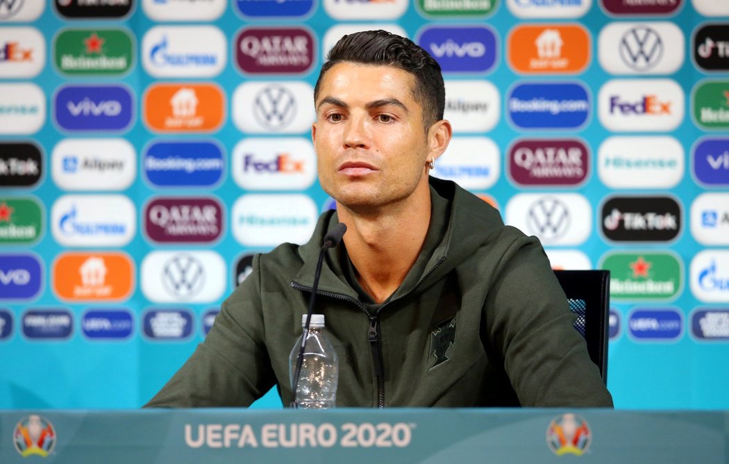 Cristiano Ronaldo na tiskové konferenci Portugalska před EURO 2021