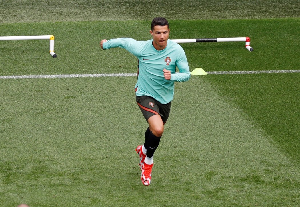Cristiano Ronaldo na portugalském tréninku před EURO 2021
