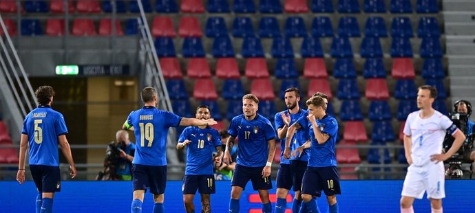 Italští fotbalisté oslavují čtvrtý gól v české síti v přípravném utkání před EURO