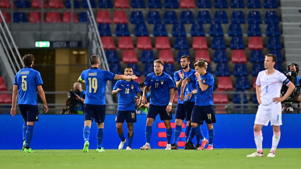 Italští fotbalisté oslavují čtvrtý gól v české síti v přípravném utkání před EURO