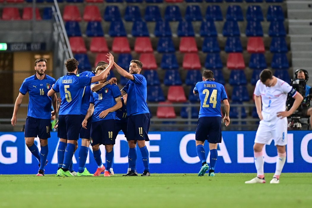 Italští fotbalisté oslavují čtvrtý gól v české síti v přípravném utkání před EURO