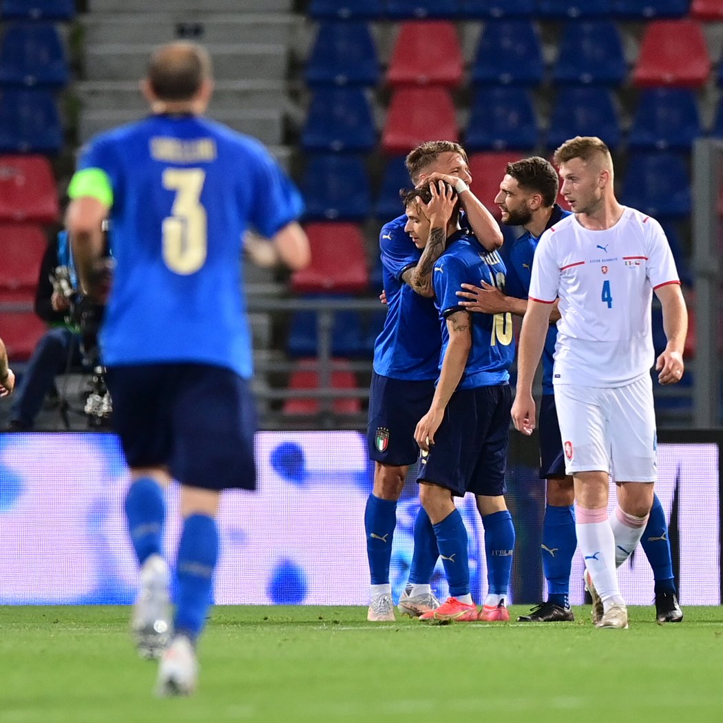 Fotbalisté Itálie oslavují gól Nicola Barelly proti české reprezentaci v přípravném utkání na EURO