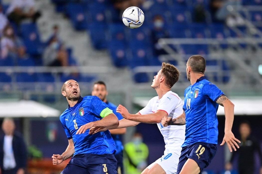 Patrik Schick v hlavičkovém souboji s italskými obránci