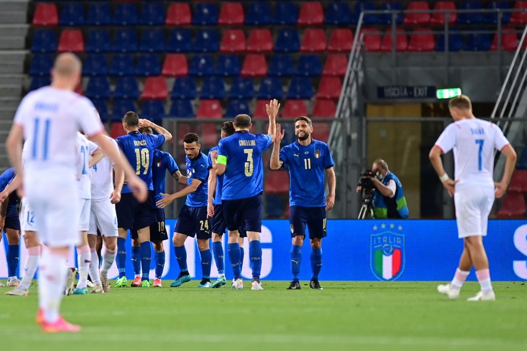 Fotbalisté Itálie oslavují gól Nicola Barelly proti české reprezentaci v přípravném utkání na EURO