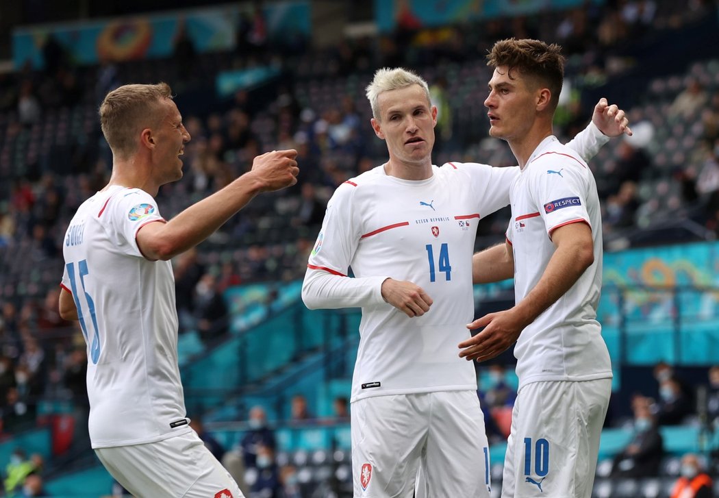Čeští fotbalisté se radují z branky proti Skotsku