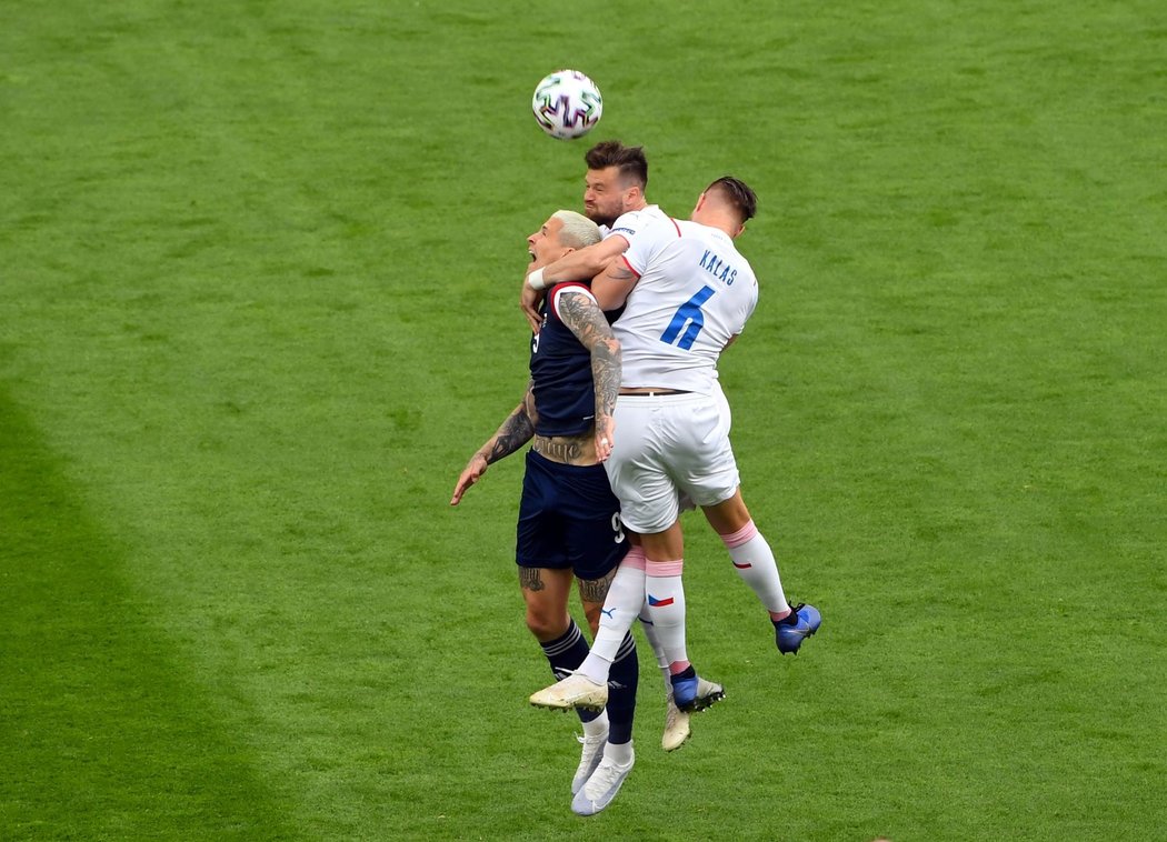 Tomáš Kalas a Ondřej Čelůstka odvrací balon v utkání na EURO proti Skotsku