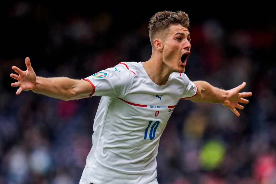 Český útočník Patrik Schick po své druhé brance v utkání proti Skotsku